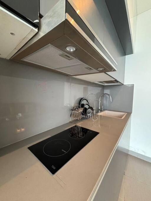 Countryside Luxury Suites - Supernova Noida New Delhi Buitenkant foto