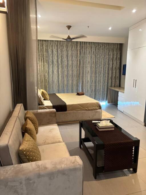 Countryside Luxury Suites - Supernova Noida New Delhi Buitenkant foto