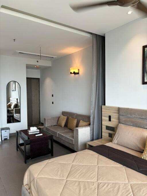 Countryside Luxury Suites - Supernova Noida New Delhi Buitenkant foto
